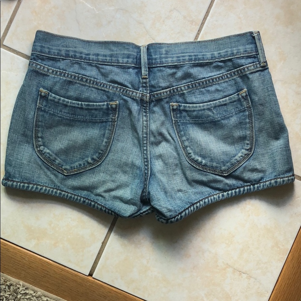 Old Navy, low rise shorts size 6, super flattering - Picture 2 of 4